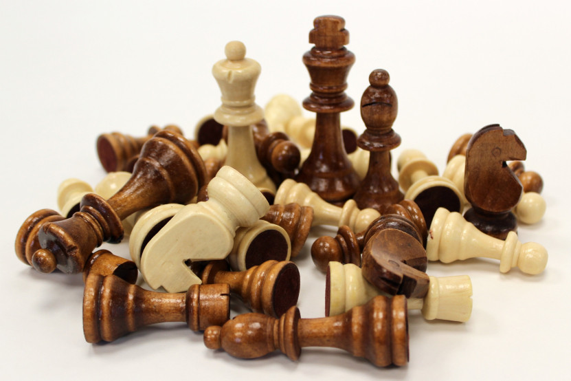 Set van 32 schaakstukken. 2 16 stukken in kleuren wit en bruin. - HeBlad
